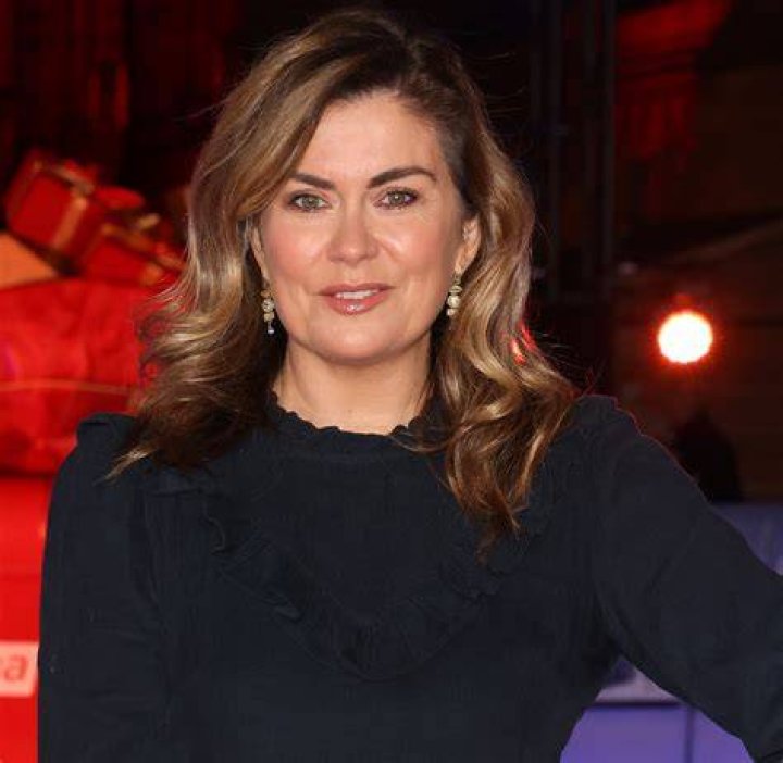 Amanda Lamb in Bathing Suit Goes "Cold Water Swimming" — Celebwell