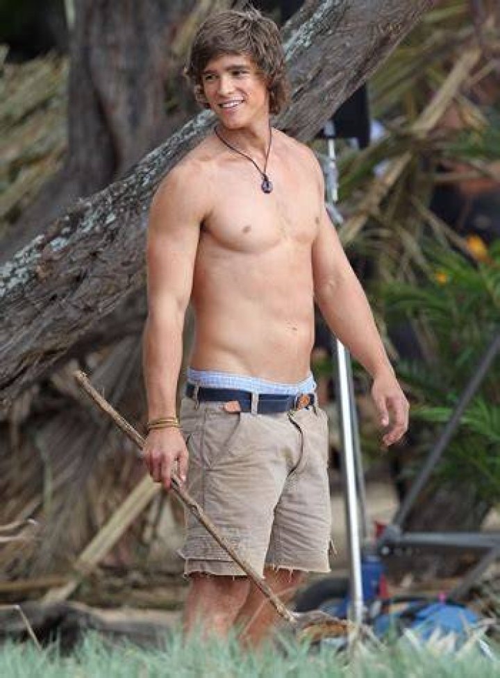 Brenton Thwaites Age, Weight, Height, Measurements