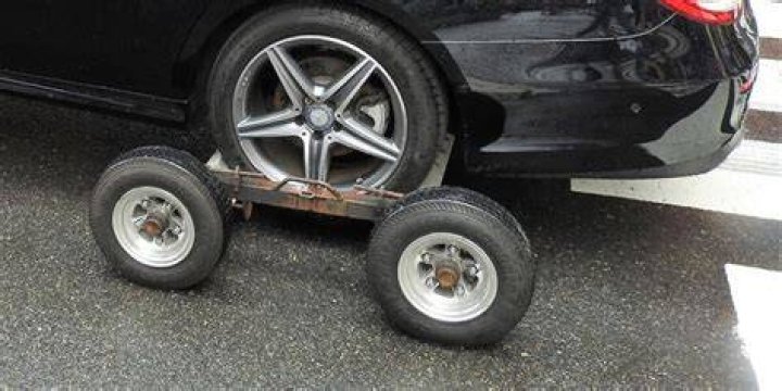 How does a wheel dolly work?