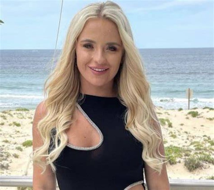 Jenny Heath in Bathing Suit Says "Morning" — Celebwell