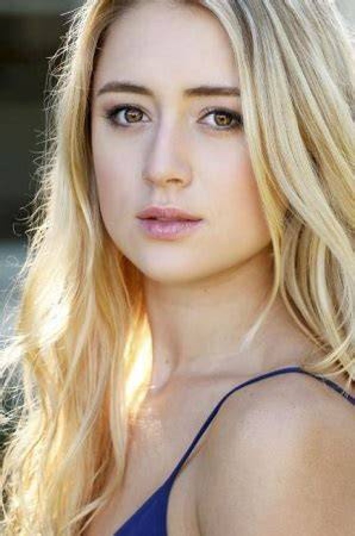 Lizze Broadway Wiki, Boyfriend, Age, Parents & Height