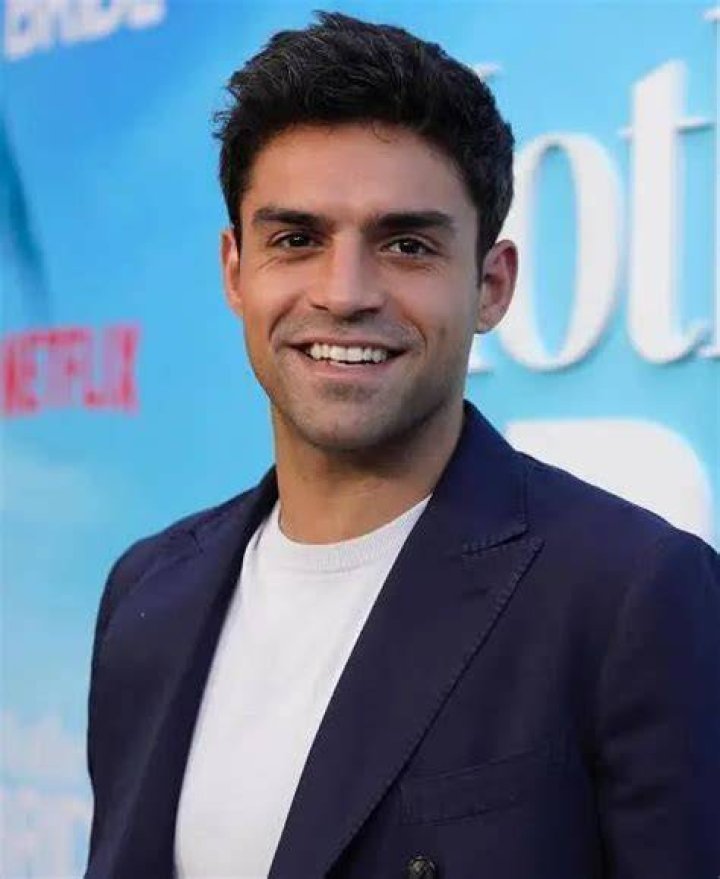 Sean Teale Wiki, Girlfriend, Age, Net Worth, Height, Parents & More