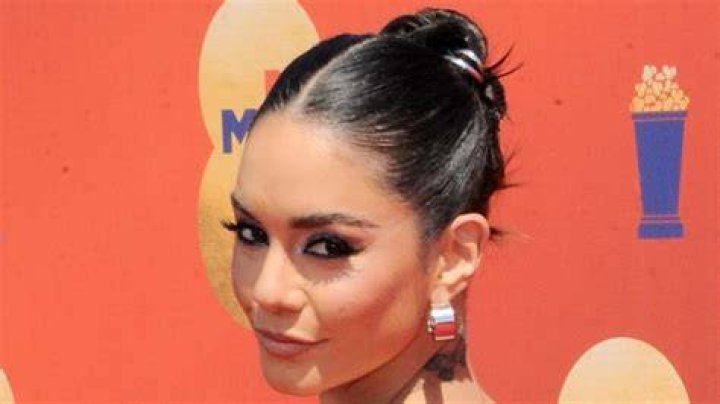 Vanessa Hudgens Shows Off Fit Bod in New Selfie